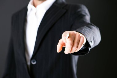 Bir şeye işaret eden ya da bir dokunuş scre dokunarak İş adamı