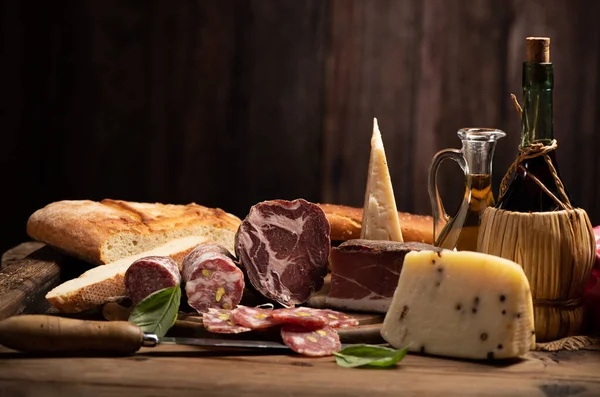 Placa Corte Com Presunto Salame Queijo Pão Uma Tábua Madeira — Fotografia de Stock