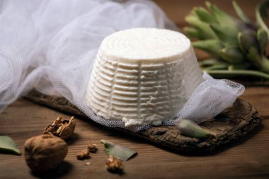 Tahta sırtlı taze ricotta peyniri.
