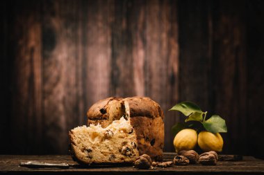 Ev yapımı Noel, hatta kırsal ahşap bir masada Panettone bile yakın plan.