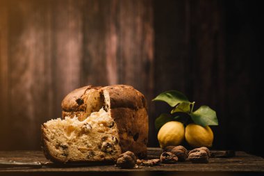 Ev yapımı Noel, hatta kırsal ahşap bir masada Panettone bile yakın plan.
