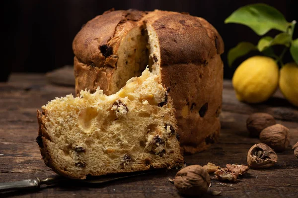 Ev yapımı Noel, hatta kırsal ahşap bir masada Panettone bile yakın plan.
