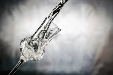 Grappa 'yı yakın bir bardağa dolduruyorum.