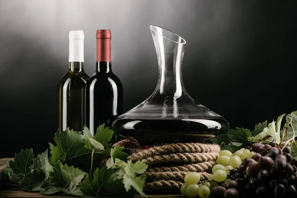 Weinkaraffe Flasche Glas Rotwein Und Trauben Aus Nächster Nähe — Stockfoto