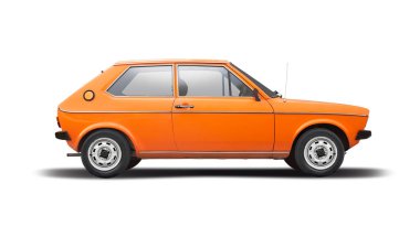Beyaz zemin üzerinde izole edilmiş klasik küçük spor hatchback araba yan görünümü