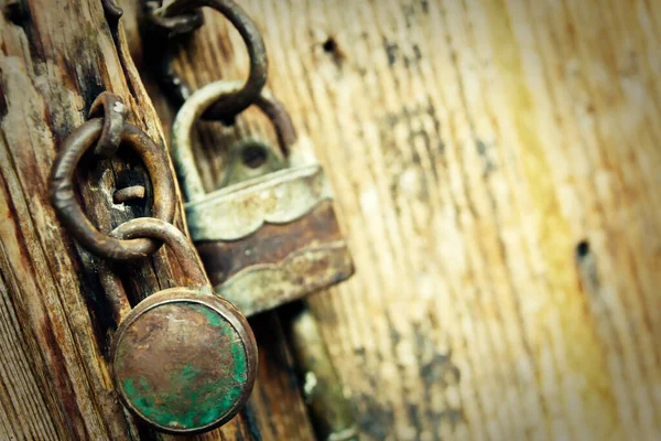 我们的旧挂锁在一个旧木门上 — 图库照片