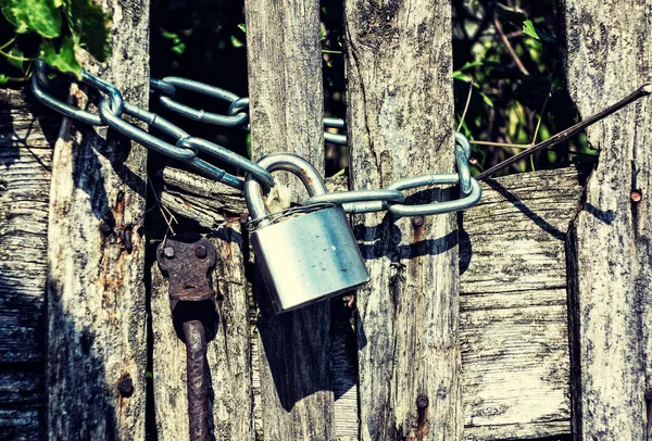 Cadenas Porte Sur Une Vieille Porte Bois — Photo