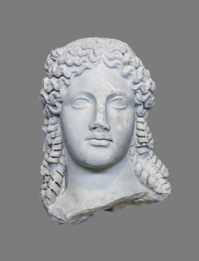 Eski Agyptian kadınlarının başı gri arka planda izole edilmiş.