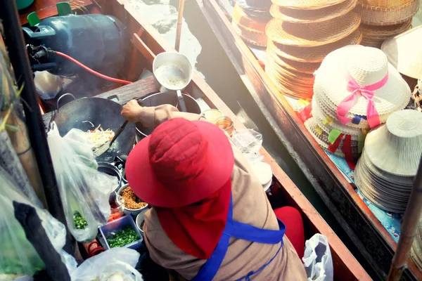 Vendedor Comida Mercado Flutuante Damnoen Saduak Preparando Comida Tailandesa — Fotografia de Stock