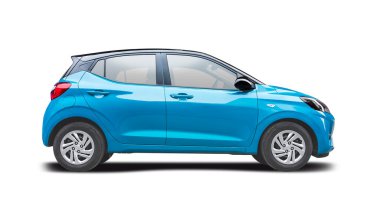 Küçük şehir hatchback arabası, beyaz arka planda izole edilmiş yan görünüm