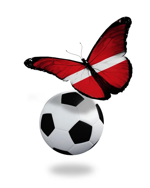 Conceito - borboleta com bandeira letã voando perto da bola, como — Fotografia de Stock