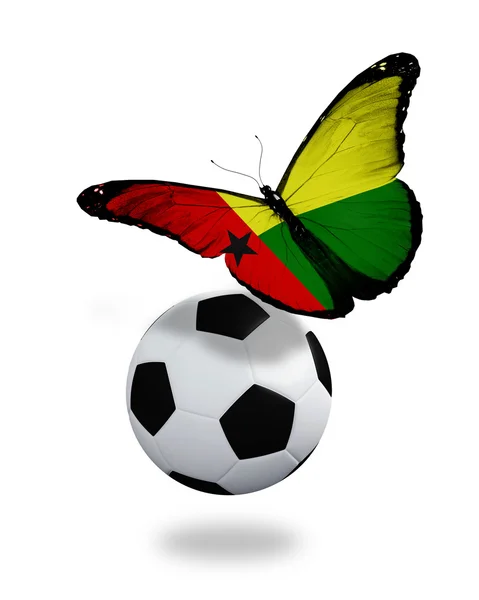 Conceito - borboleta com bandeira da Guiné-Bissau voando perto da bola — Fotografia de Stock