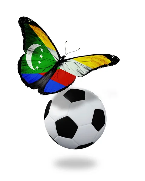 Концепция - бабочка с флагом Коморских островов, летящая рядом с мячом, как — стоковое фото
