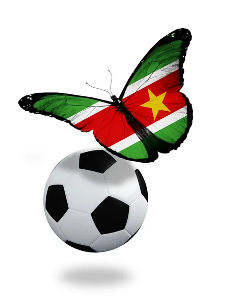 Concepto - mariposa con bandera de Surinam volando cerca de la pelota, lik — Foto de Stock