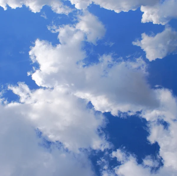 Le ciel bleu avec des nuages, fond — Photo