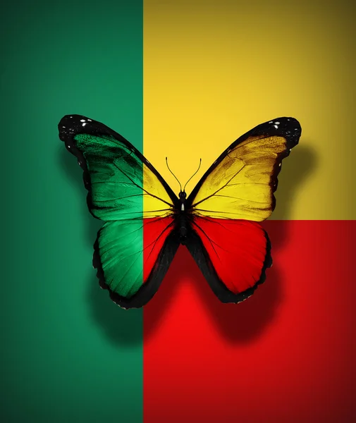 Mariposa de bandera de Benín, aislada sobre fondo de bandera — Foto de Stock