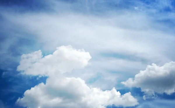 Le ciel bleu avec des nuages, fond — Photo