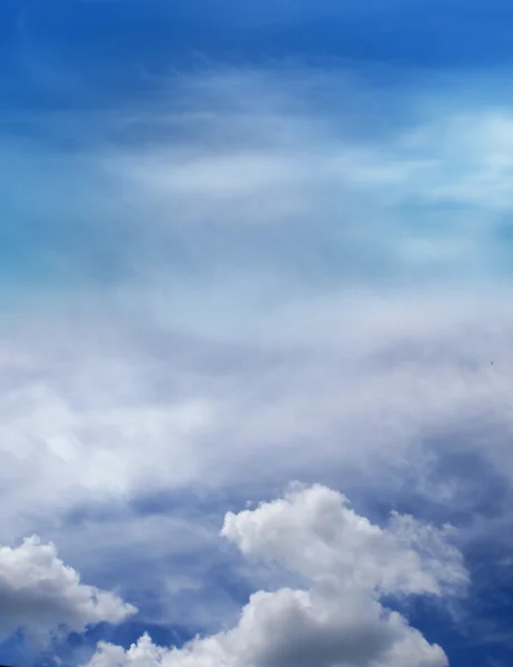 El cielo azul con nubes, fondo — Foto de Stock