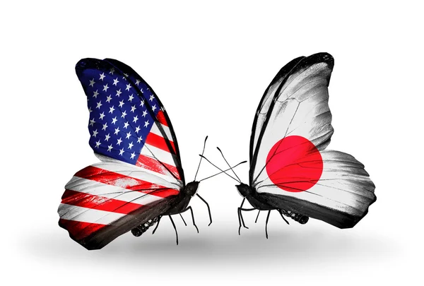 Две бабочки с флагами на крыльях как символ отношений США и Японии — стоковое фото
