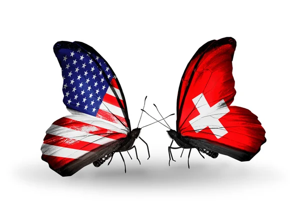 Deux papillons avec des drapeaux sur les ailes comme symbole des relations USA et Suisse — Photo