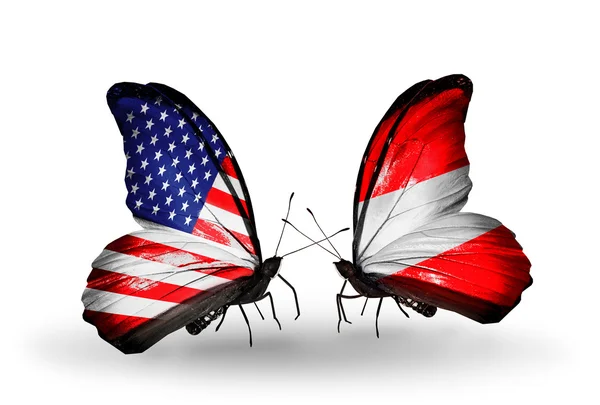 Dos mariposas con banderas en alas como símbolo de relaciones Estados Unidos y Austria — Foto de Stock