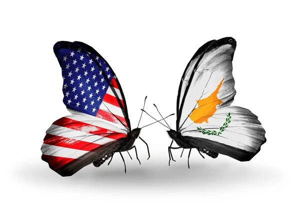 Deux papillons avec des drapeaux sur les ailes comme symbole des relations États-Unis et Chypre — Photo