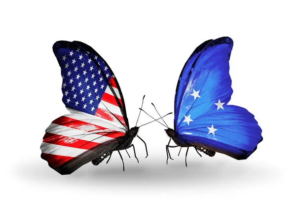 Deux papillons avec des drapeaux sur les ailes comme symbole des relations États-Unis et Micronésie — Photo