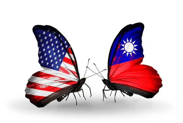 Twee vlinders met vlaggen op vleugels als symbool van de betrekkingen, usa en taiwan — Stockfoto