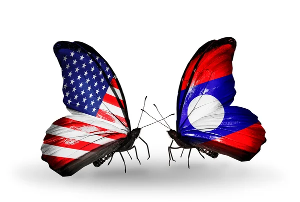 Deux papillons avec des drapeaux sur les ailes comme symbole des relations Etats-Unis et Laos — Photo