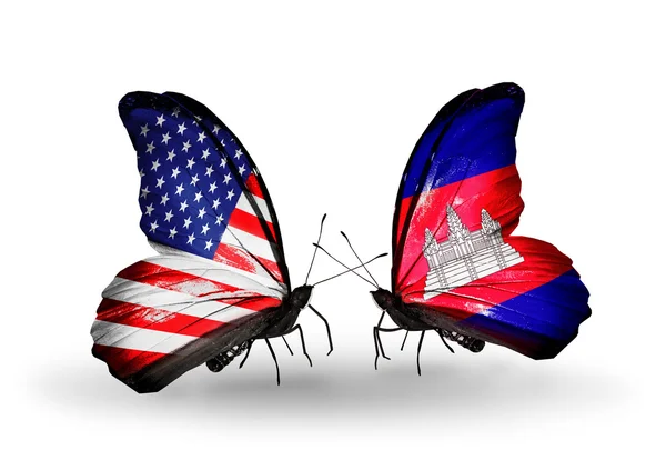 Deux papillons avec des drapeaux sur les ailes comme symbole des relations Etats-Unis et Cambodge — Photo