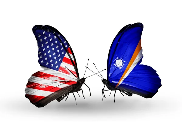 Dwa motyle z flagami na skrzydłach jako symbol stosunków, usa i Wysp Marshalla — Zdjęcie stockowe