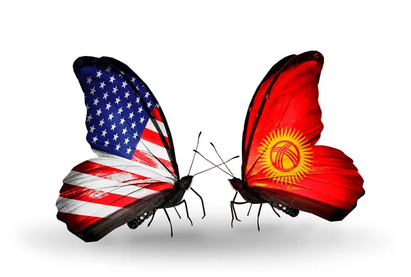 Dva motýli s příznaky na křídlech jako symbol vztahů usa a Kyrgyzština — Stock fotografie