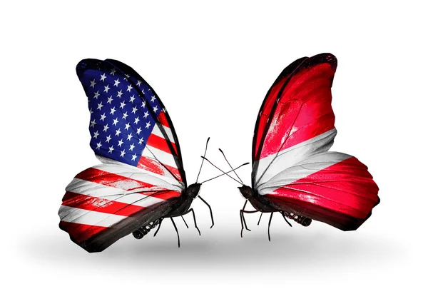 İki kanat bayrakları ile ilişkileri sembolü olarak ABD ve Letonya kelebekler — Stok fotoğraf