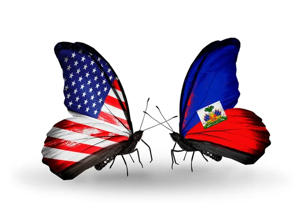 Deux papillons avec des drapeaux sur les ailes comme symbole des relations États-Unis et Haïti — Photo