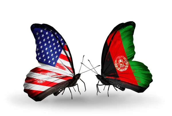 Deux papillons avec des drapeaux sur les ailes comme symbole des relations USA et Afganistan — Photo