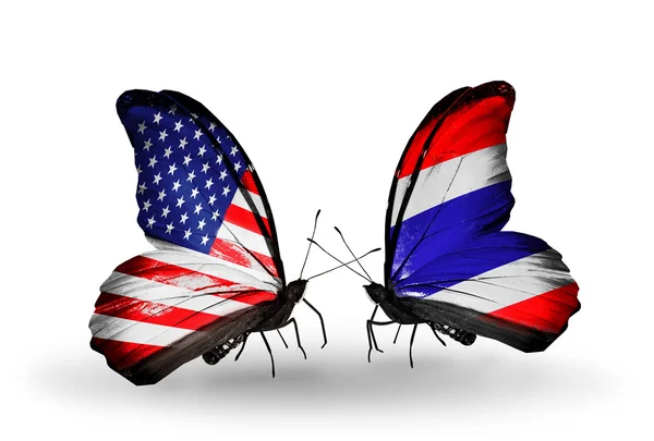 Dos mariposas con banderas en alas como símbolo de relaciones USA y Tailandia — Foto de Stock