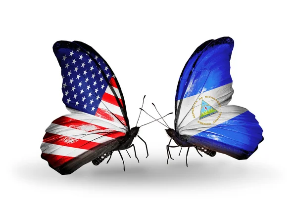 Dos mariposas con banderas en alas como símbolo de relaciones Estados Unidos y Nicaragua —  Fotos de Stock