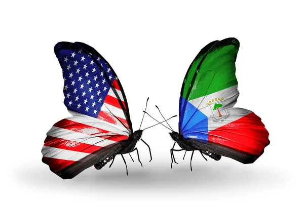 Due farfalle con bandiere sulle ali come simbolo delle relazioni USA e Guinea Equatoriale — Foto Stock