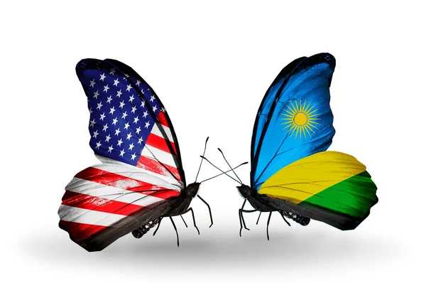 Dva motýli s příznaky na křídlech jako symbol vztahů usa a rwanda — Stock fotografie