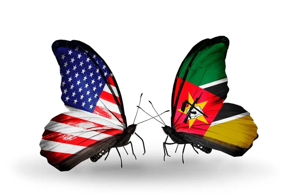 两个小蝴蝶翅膀上的标志与作为关系的象征美国和莫桑比克 — 图库照片