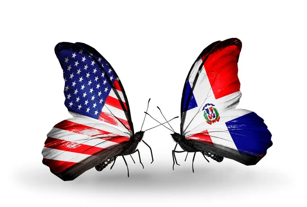 Dva motýli s příznaky na křídlech jako symbol vztahy usa a dominicana — Stock fotografie