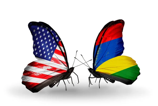 两个小蝴蝶翅膀上的标志与作为关系的象征美国、 毛里求斯 — 图库照片