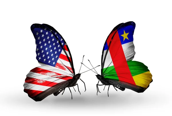 Dos mariposas con banderas en alas como símbolo de relaciones Estados Unidos y República Centroafricana — Foto de Stock