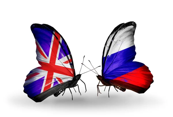 Dos mariposas con banderas en alas como símbolo de relaciones Reino Unido y Rusia — Foto de Stock