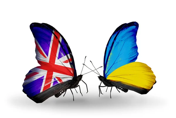 Deux papillons avec des drapeaux sur les ailes comme symbole des relations Royaume-Uni et l'Ukraine — Photo