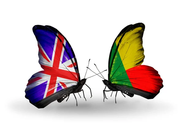 Två fjärilar med flaggor på vingarna som symbol för förbindelserna mellan Förenade kungariket och benin — Stockfoto