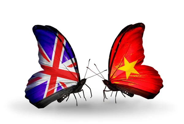 Deux papillons avec des drapeaux sur les ailes comme symbole des relations Royaume-Uni et le Vietnam — Photo