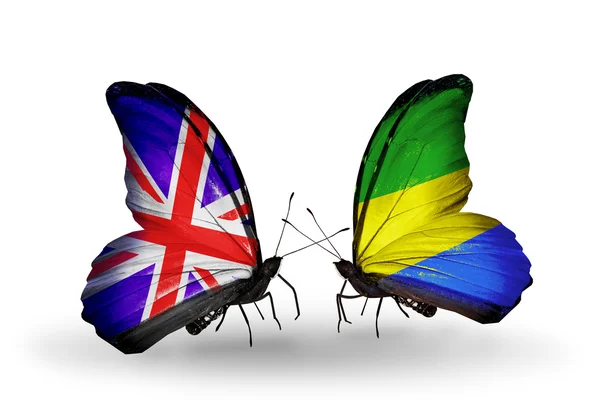 Zwei Schmetterlinge mit Flaggen auf Flügeln als Symbol der Beziehungen uk und gabon — Stockfoto