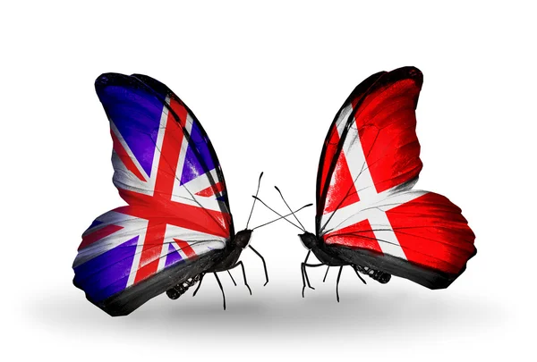 Zwei Schmetterlinge mit Flaggen auf Flügeln als Symbol der Beziehungen zwischen Großbritannien und Dänemark — Stockfoto