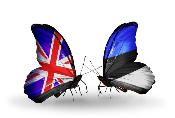 Zwei Schmetterlinge mit Flaggen auf Flügeln als Symbol der Beziehungen zwischen Großbritannien und Estland — Stockfoto